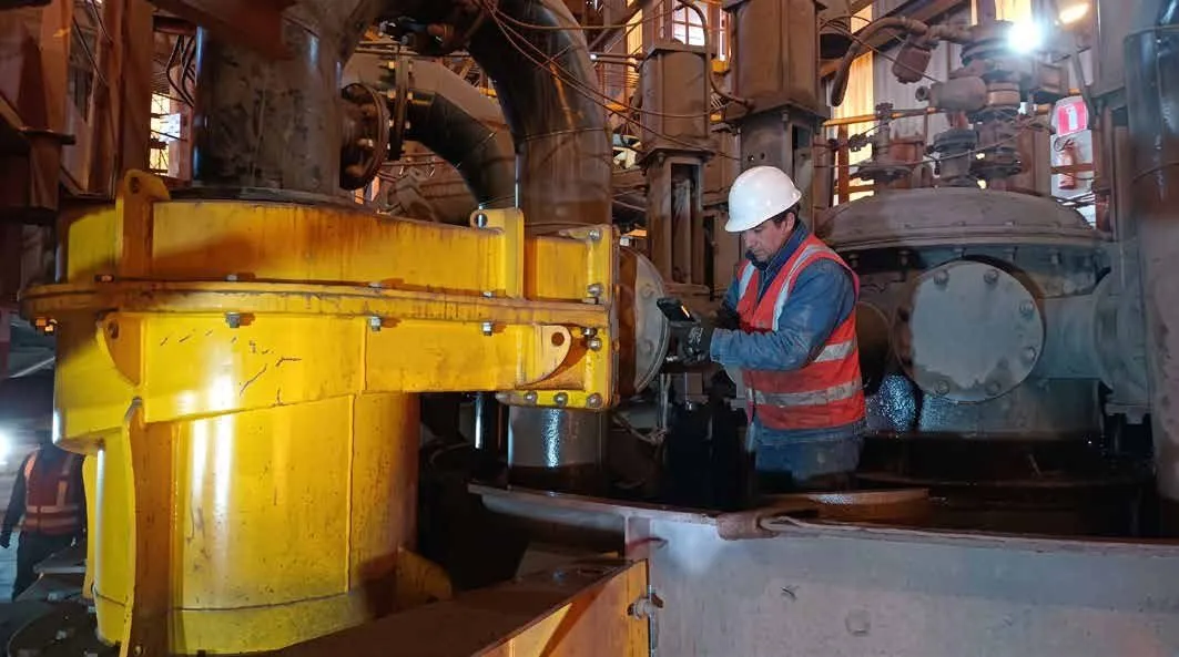 Técnico trabajando en un componente en un centro de reparación